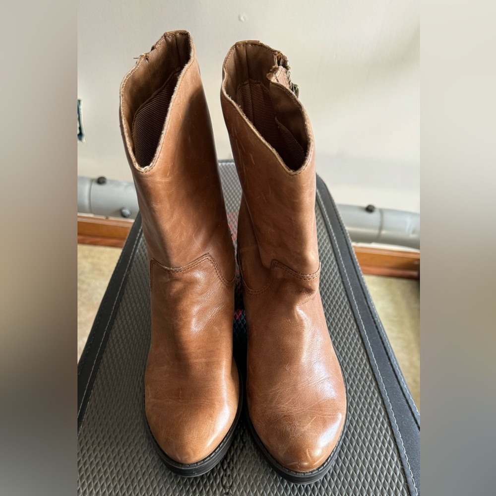 Jessica Simpson boot